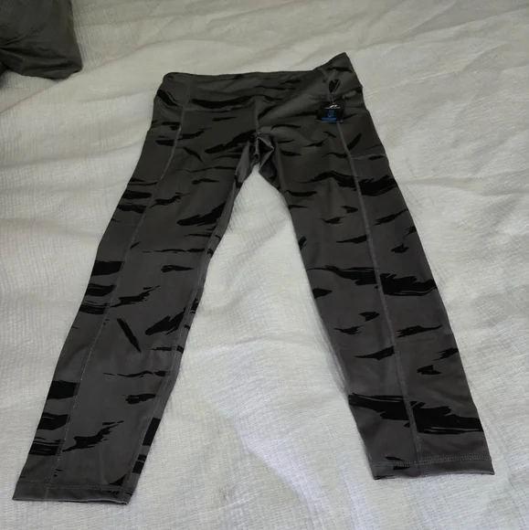 Animal Print Capri sz med - Picture 1 of 4